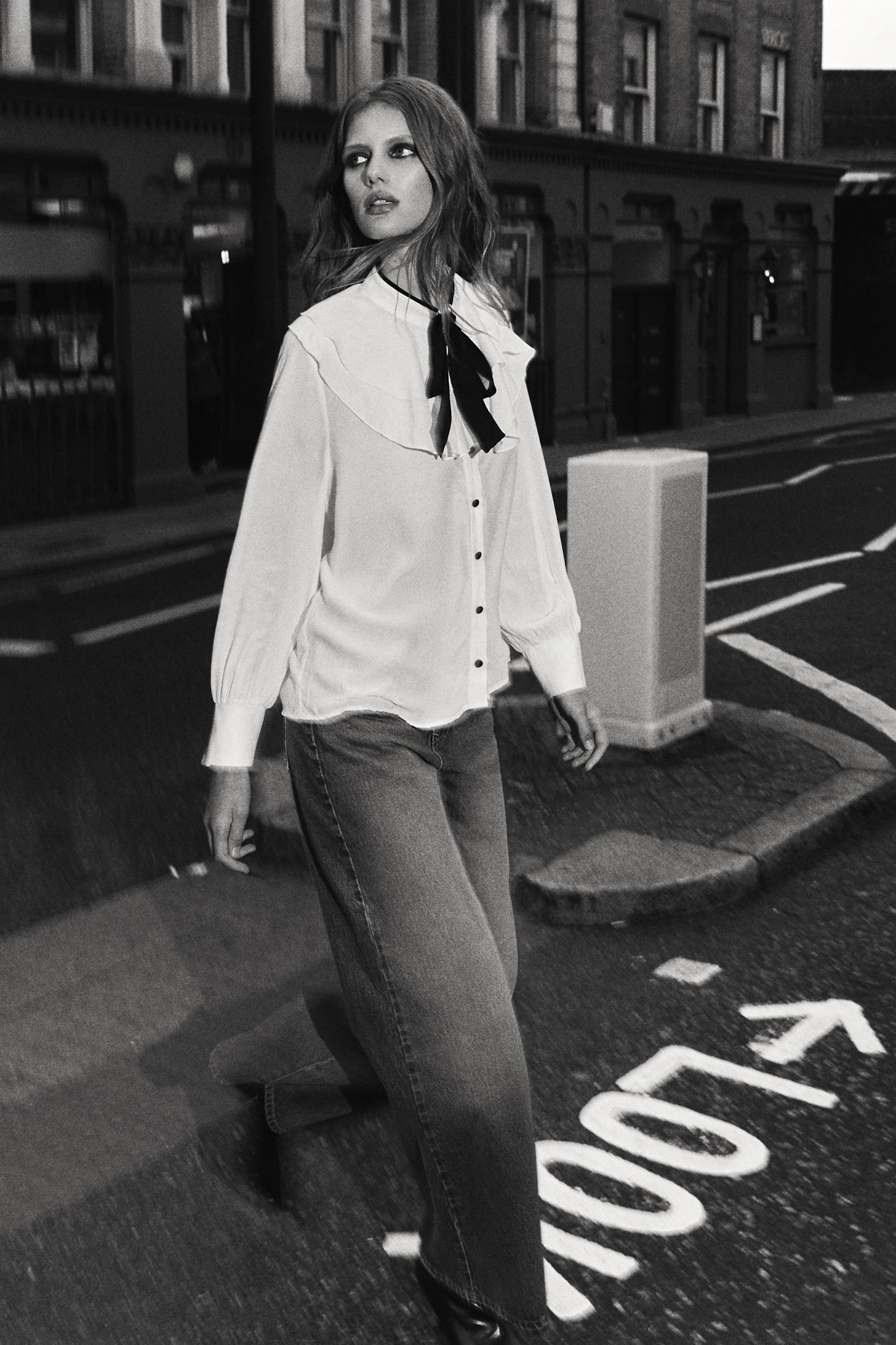 BLOUSE À VOLANTS ET NŒUD CONTRASTANT